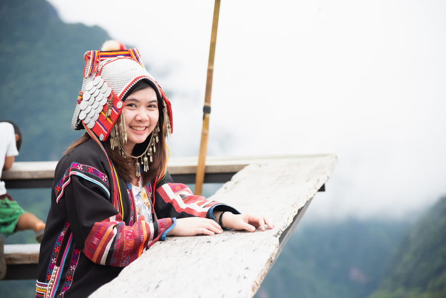 Mujer con traje tradicional en ambiente montañoso nevado en Yunnan China